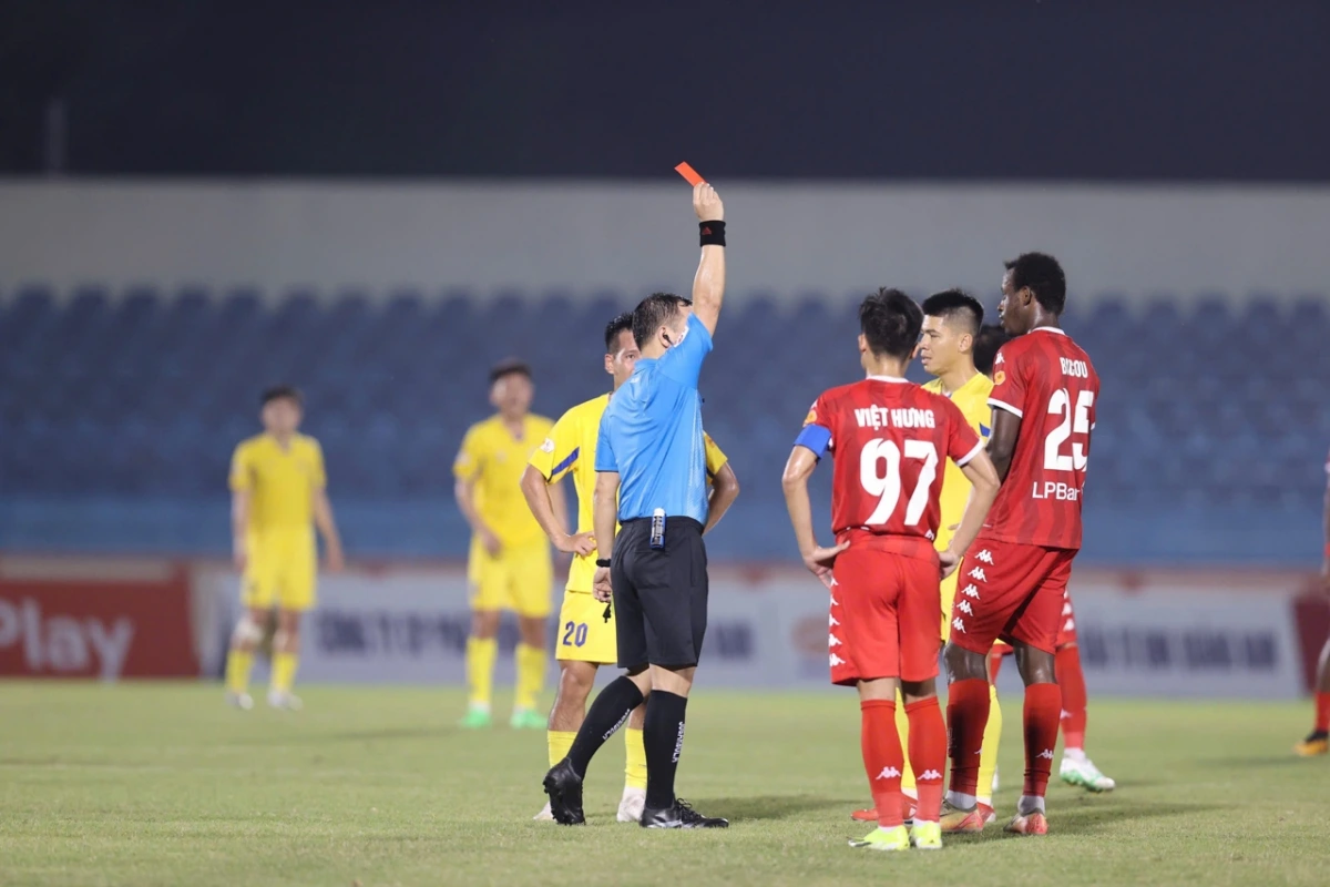 Hải Phòng thắng kịch tính 2-1 trước Quảng Nam dù thi đấu thiếu người
